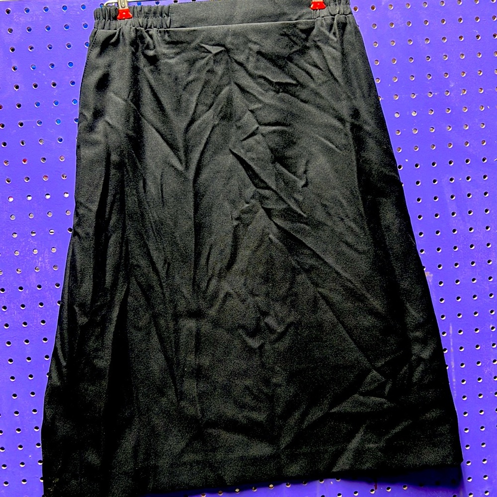 Women’s midi length black pocketed skirt A12AR1